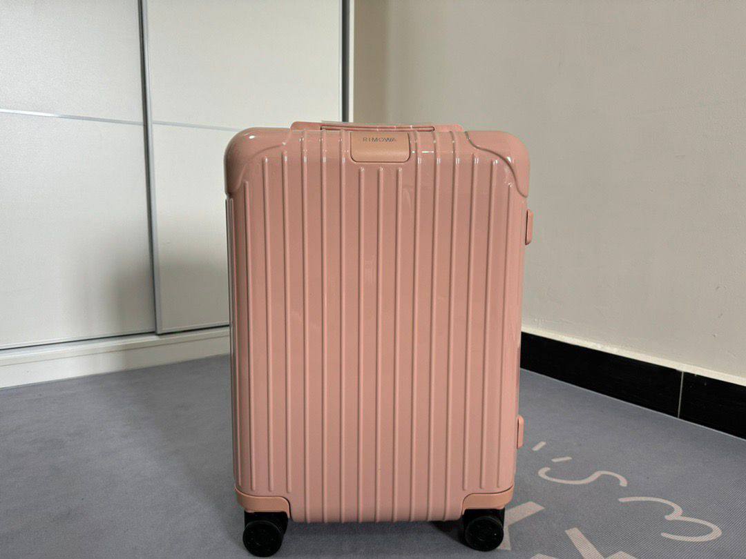 Rimowa Essential 
new came master quality 
480 dhs🌺

Zain39
♥️♥️♥️