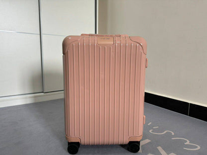 Rimowa Essential 
new came master quality 
480 dhs🌺

Zain39
♥️♥️♥️
