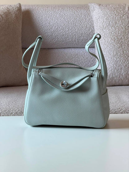 Hermes Lindy 26cm💕super master quality😍with box❤️
460 dhs💓

Zain52
♥️♥️♥️