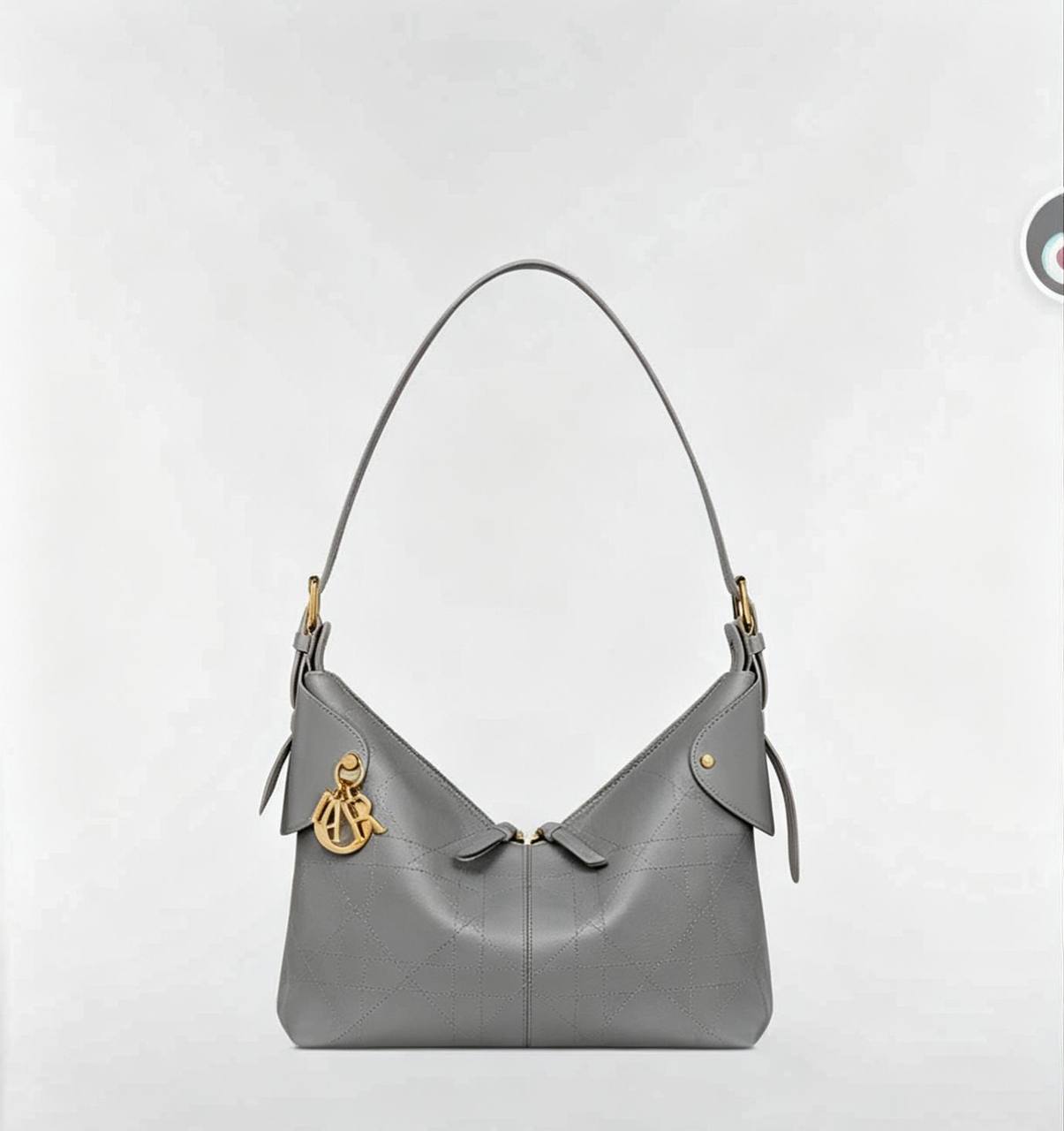 Dior

120 dhs✅

with box
🎁🎁🎁

Size：27/23/12

Zain07
♥️♥️♥️