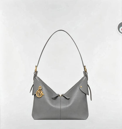 Dior

120 dhs✅

with box
🎁🎁🎁

Size：27/23/12

Zain07
♥️♥️♥️