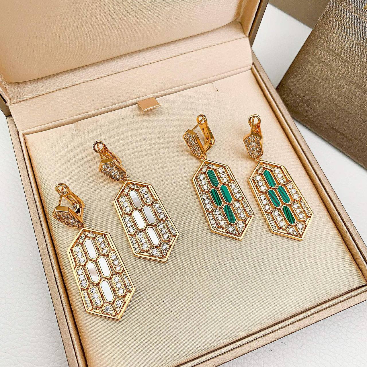 Bvlgari Set
           _long Necklace_
           _Earrings_
*350 dhs🌺💰 WITH GOOD BOX AND PAPER BAG*🛍️🎁
*470 dhs🌺💰WITH MASTER BOX And Paper BAG*🛍️🎁
         
*Master Quality*✨✅

Zain89
♥️♥️♥️