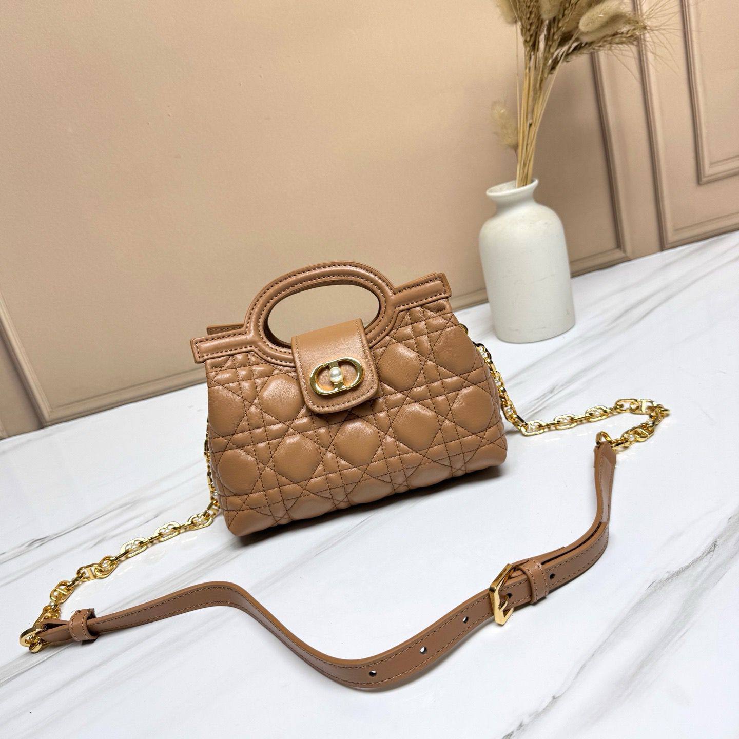 Dior 🙋🏻‍♀️💕 Master
20cm🫶🏼 
300 dhs❣️

Zain228
♥️♥️♥️
