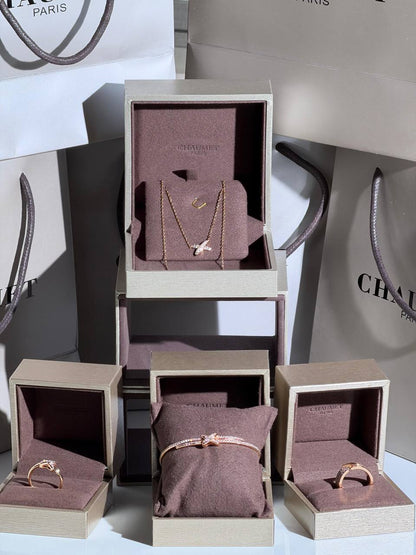 Chaumet
Fine Set
 Latest Collection  😍
<Bangles
<Rings 
Color:- Gold ,Rose Gold & Silver
Quality: Super Master
For Price 👇 WTSP Text Zain 0568585901
0507557372
0544061607

Zain268
♥️♥️♥️