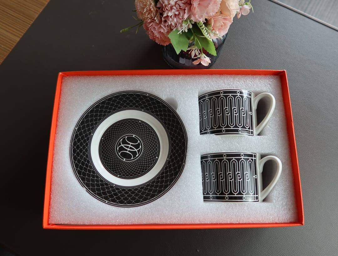 Branded mugs set

130 dhs 
set 4 pc 

with box🎁🎁🎁

Zain205
♥️♥️♥️