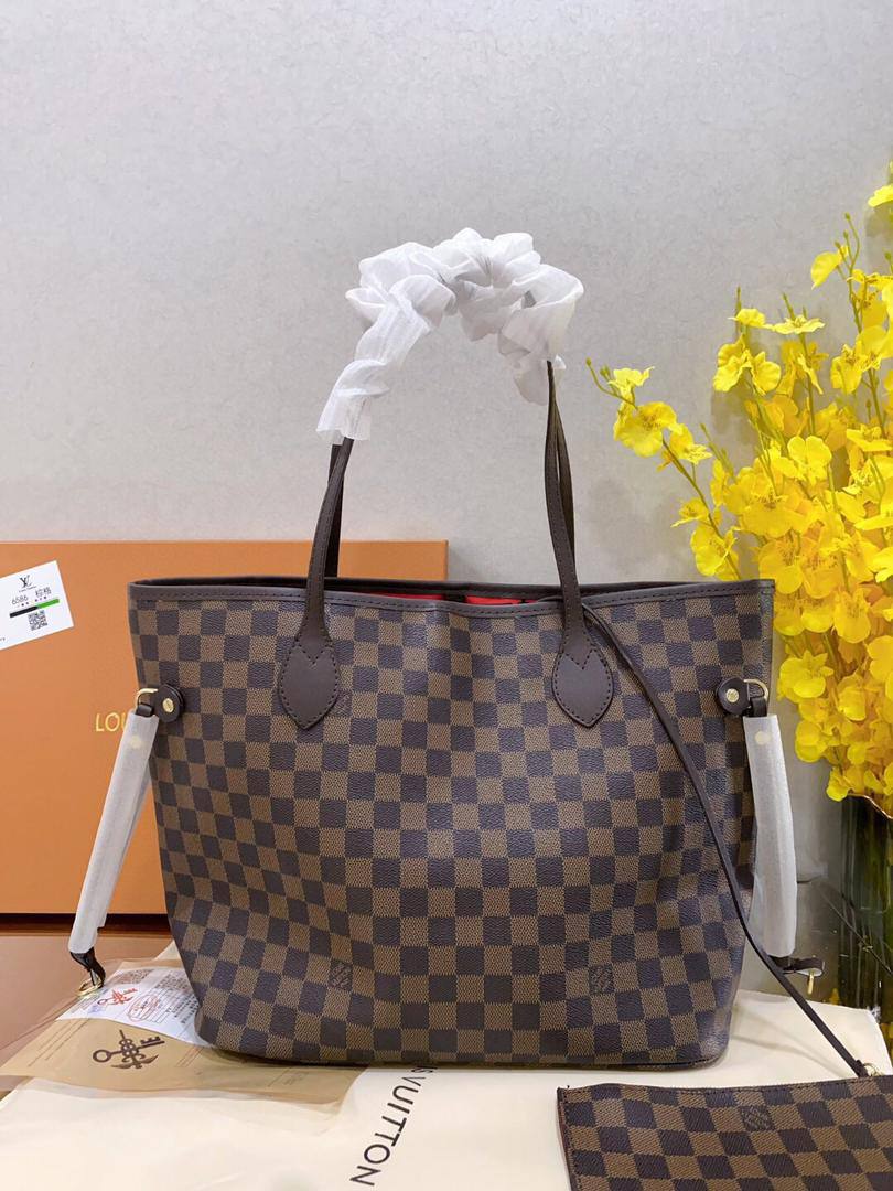 LV 

95 dhs🇦🇪🇦🇪

with box

size 45×18×30cm

Zain213
♥️♥️♥️