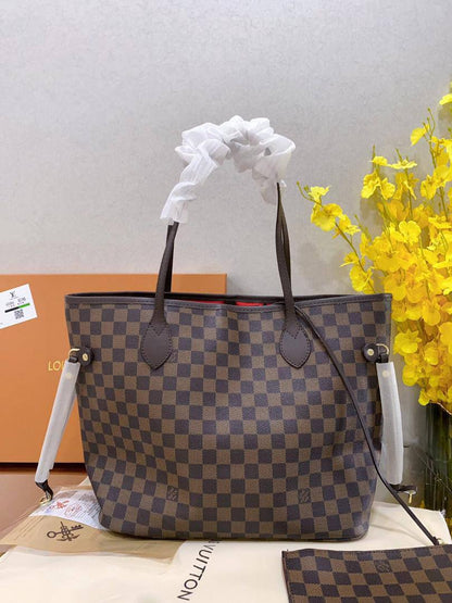 LV 

95 dhs🇦🇪🇦🇪

with box

size 45×18×30cm

Zain213
♥️♥️♥️