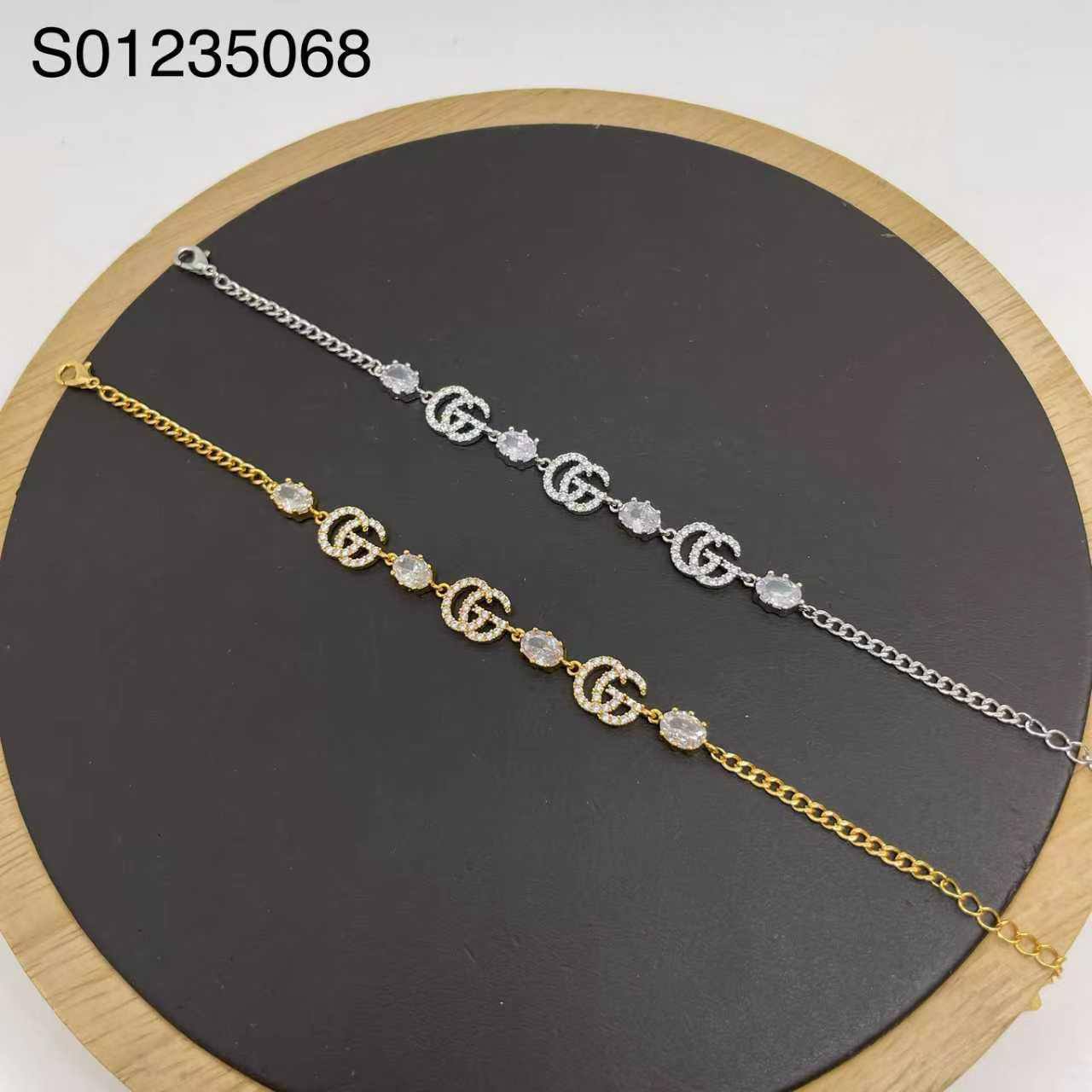 Bracelet 🌊*
Good quality 💯
With black boxes 🗃️ 
30 dhs🪙🌨️
With brand boxes 📦 
And paper bag 🛍️
35 dhs🪙🌨️

Zain216
♥️♥️♥️