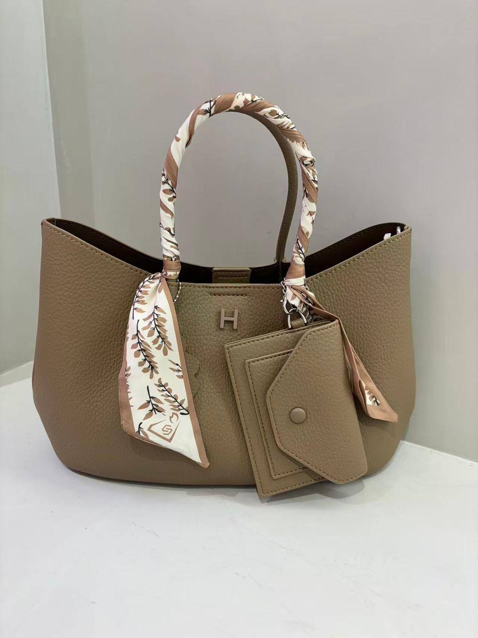 Hermes
120 dhs✅
Size 35 cm

Zain161
♥️♥️♥️