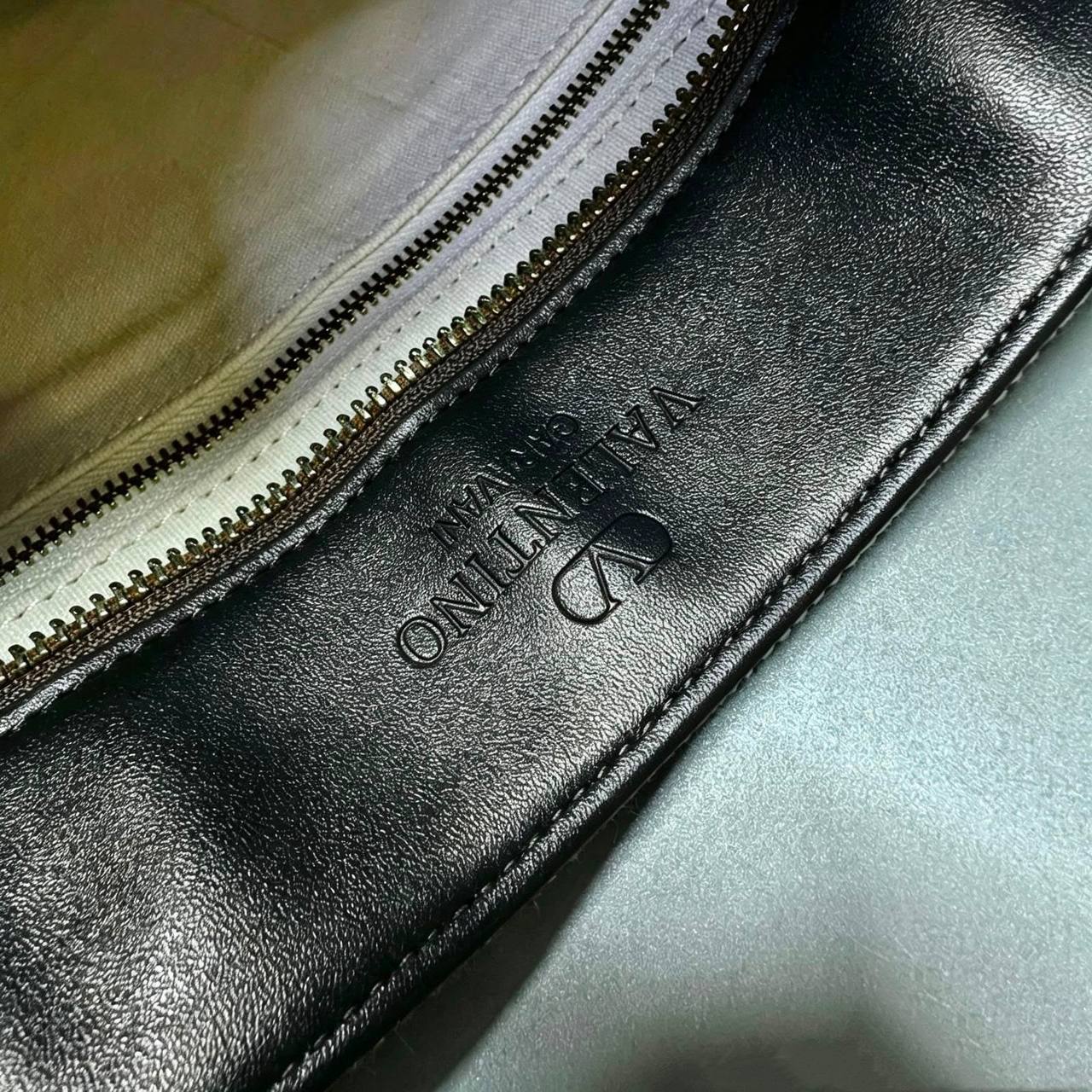 VALENTINO COPY ONE NEW CAME 
190 dhs🇦🇪🇦🇪

Zain295
♥️♥️♥️