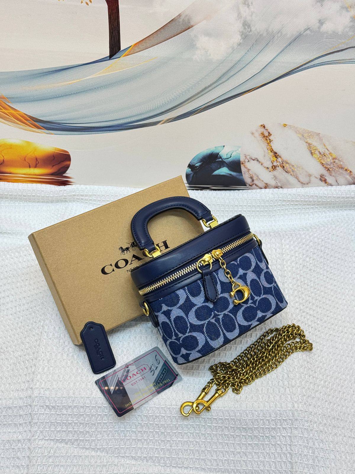 COACH

Best quality 
with box
95 dhs🇦🇪🇦🇪

size 15CM

Zain290
♥️♥️♥️