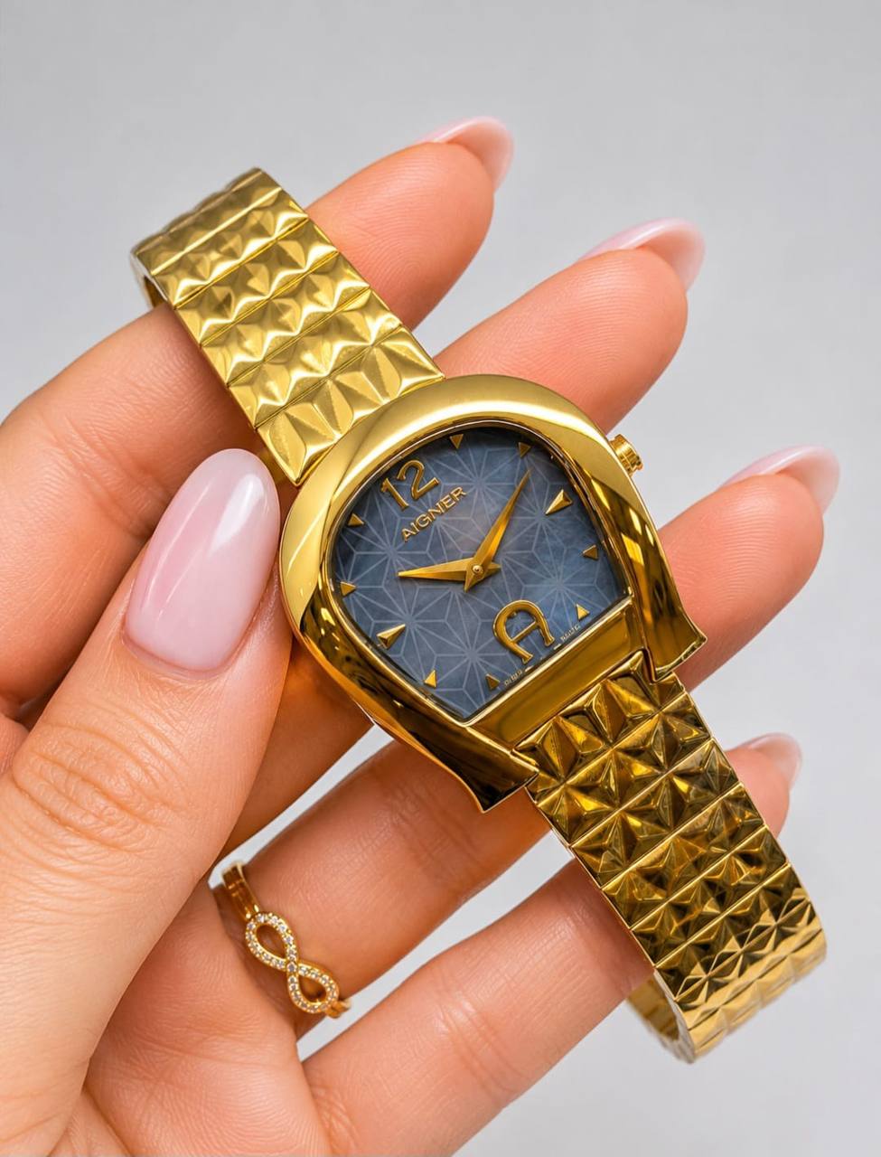 Aigner watch for ladies good quality 
270 dhs✅

Zain59
♥️♥️♥️