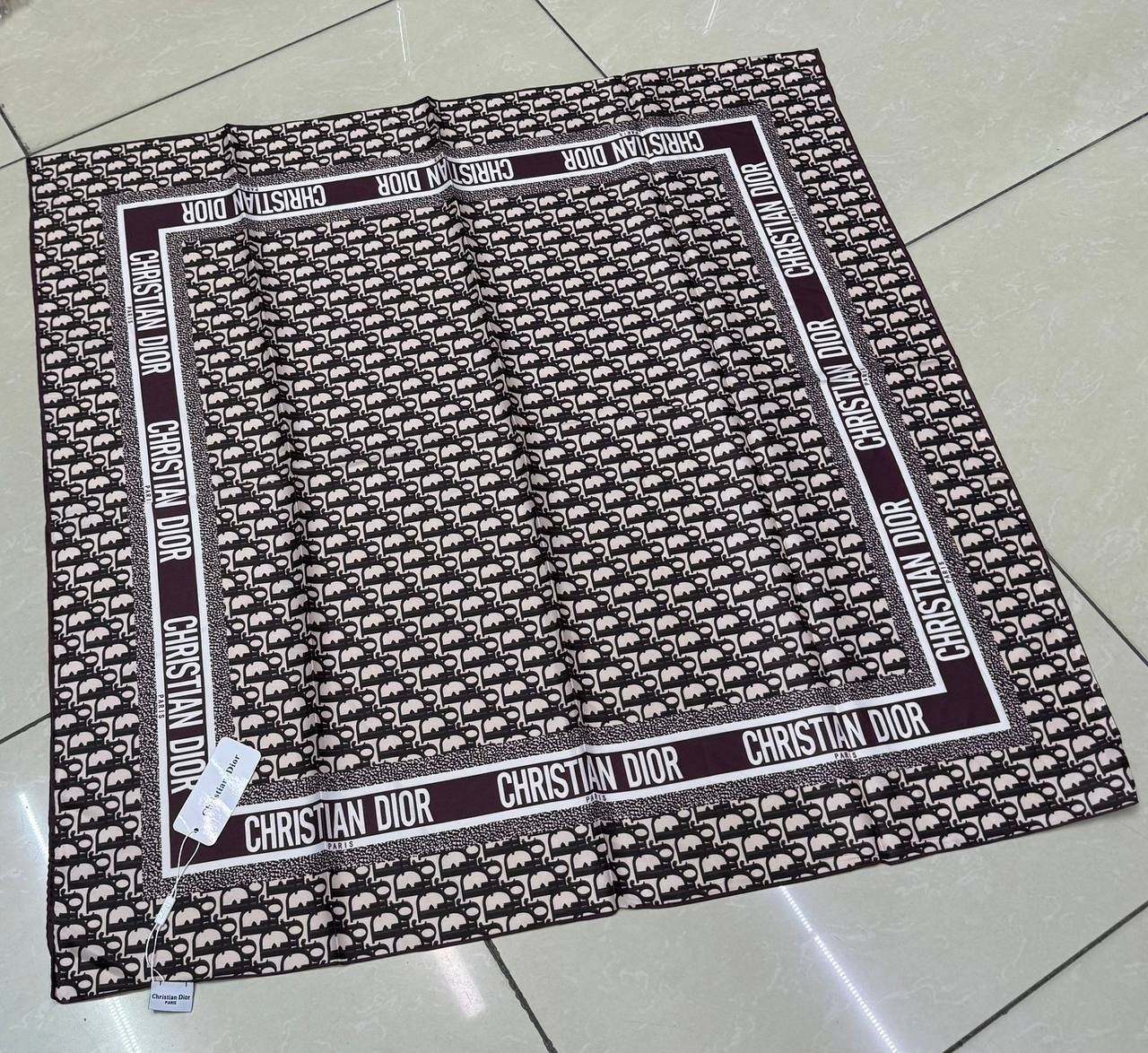 Silk square scarf 
40 dhs🪙💚

Zain93
♥️♥️♥️