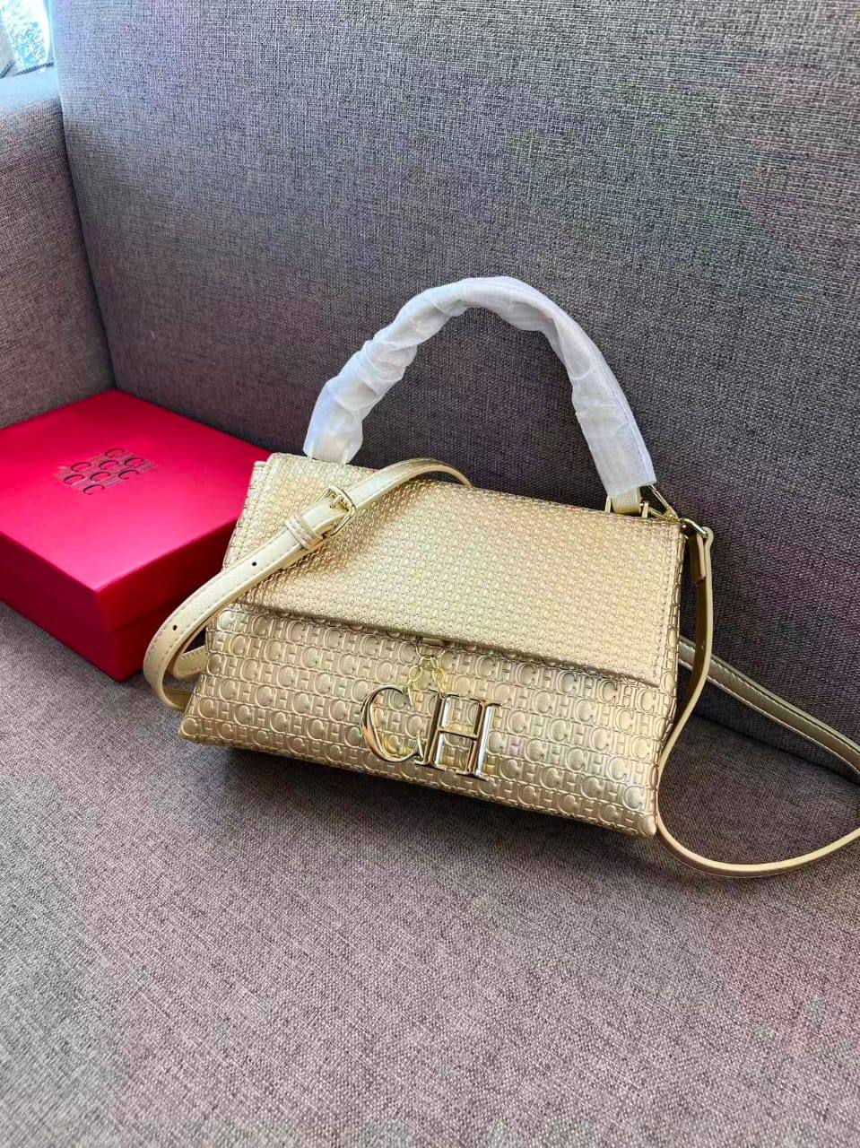 CH

90 dhs🌺

with box
🎁🎁🎁

size 24cm

Zain26
♥️♥️♥️