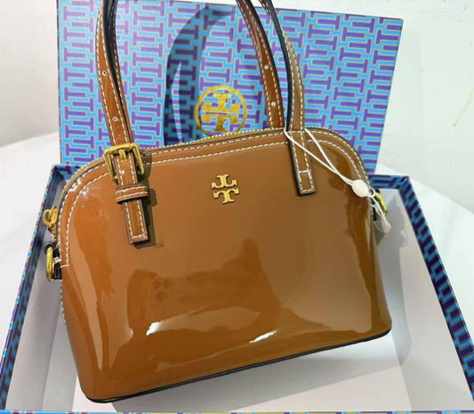 Tory Burch
Best quality 
with box’s 
🎁🎁🎁

95 dhs🪙🖤
size 19cm

Zain158
♥️♥️♥️