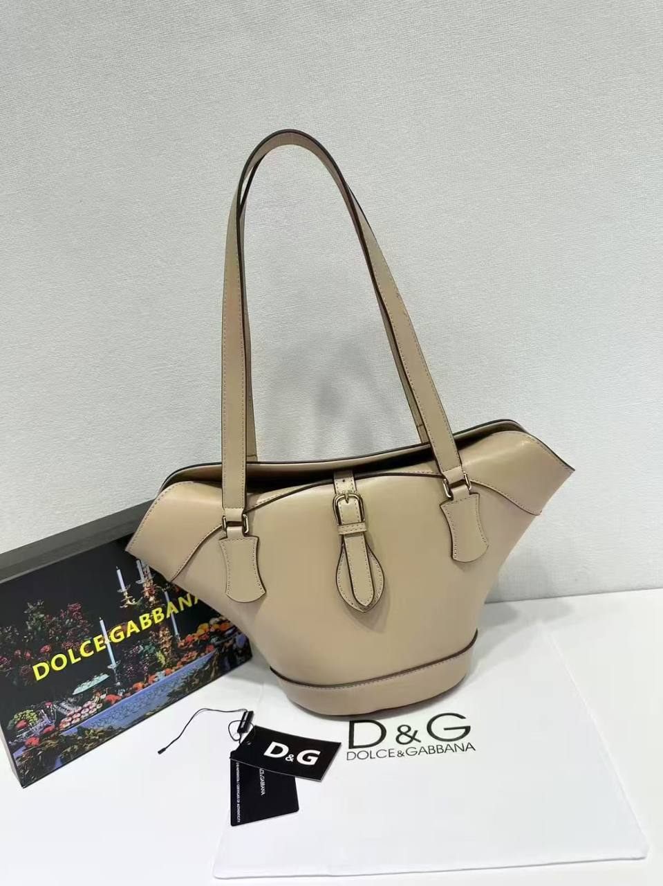 D&G
GOOD QUALITY 
105 dhs🪙🖤

Zain200
♥️♥️♥️