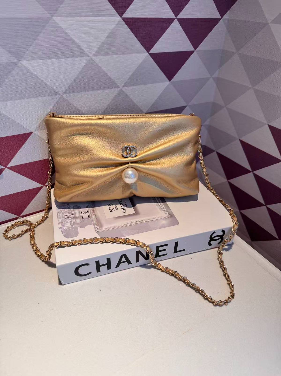 CHANEL

Best quality 
with box
115 dhs🇦🇪🇦🇪

size 24CM

Zain290
♥️♥️♥️