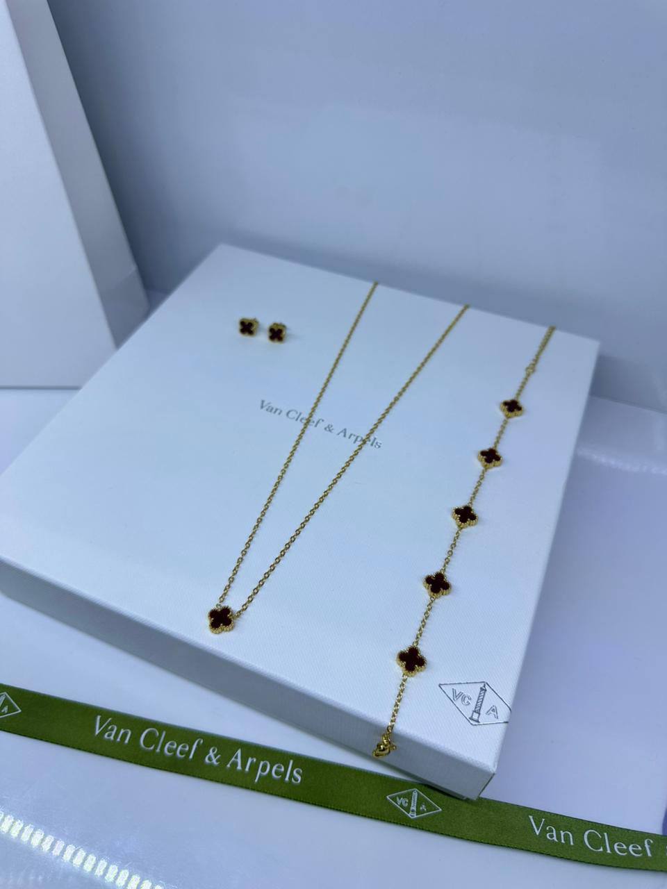 VCA set mini✨
Necklace 
Earrings 
Bracelet 
Stainless non tarnished 

40 dhs🪙🌨️
normal box 📦

Zain48
♥️♥️♥️