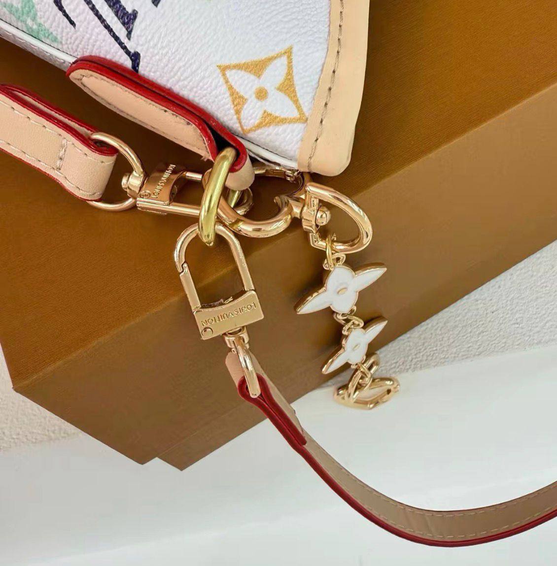 LV
with box
🎁🎁🎁

95 dhs🪙🌨️

Zain177
♥️♥️♥️