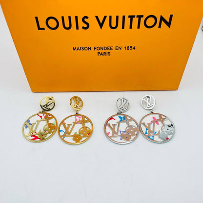 New arrival branded earrings stainless steel non tarnish 
30 dhs✅✅
40 dhs✅✅ with normal box 

Zain243
♥️♥️♥️