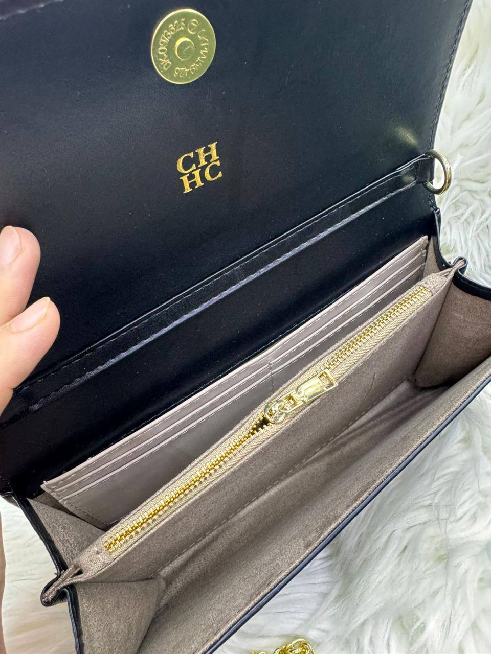 CHCH Clutch   
size : 23 * 14 cm
80 dhs🪙💕

with box 🎁

Zain115
♥️♥️♥️
