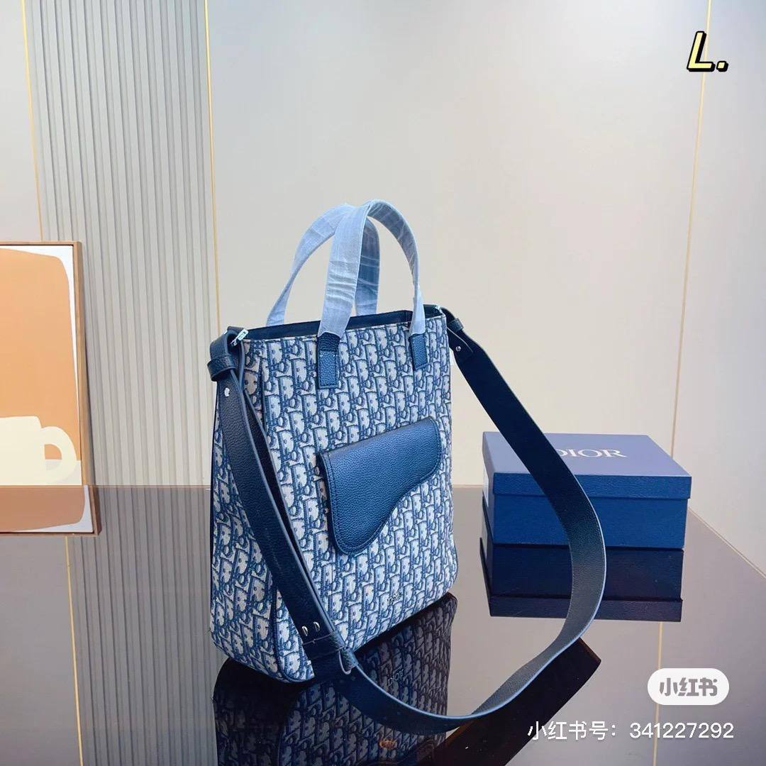 Dior

33*31*12cm
80 dhs🇦🇪🇦🇪

Zain17
♥️♥️♥️