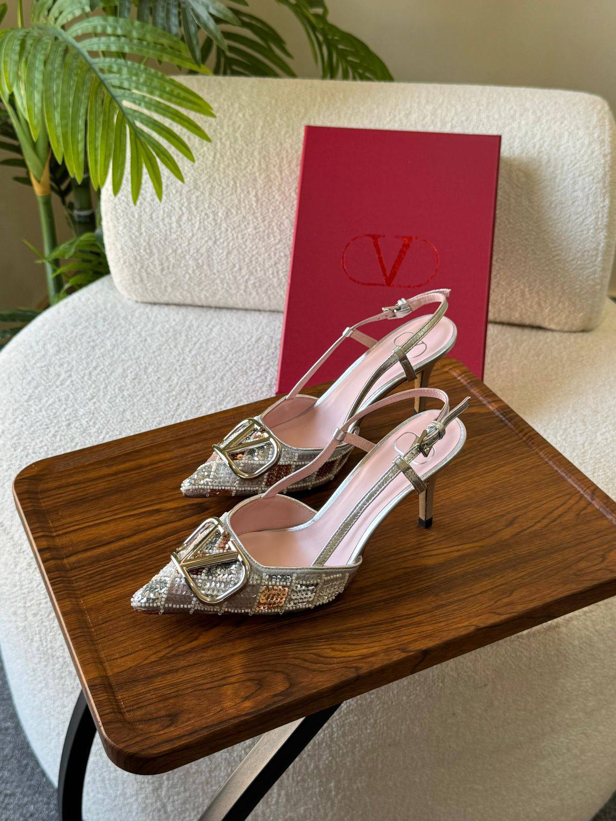 Valentino 
SuperMaster Quality 💯
520 dhs👑
Size: 36-41💥

Zain171
❤️❤️❤️