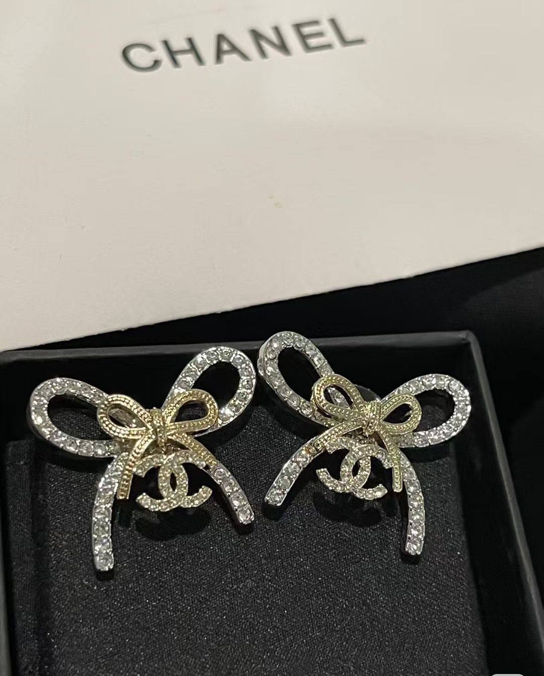 CHANEL SET ❤️‍🔥*
Necklace 🦋
Earring✨
Bracelet 🍁
Master quality 💯
With normal boxes 🗃️ 
135 dhs❣️
With master box 📦 
150 dhs❣️

Zain216
♥️♥️♥️