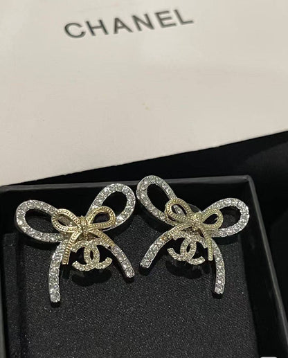 CHANEL SET ❤️‍🔥*
Necklace 🦋
Earring✨
Bracelet 🍁
Master quality 💯
With normal boxes 🗃️ 
135 dhs❣️
With master box 📦 
150 dhs❣️

Zain216
♥️♥️♥️