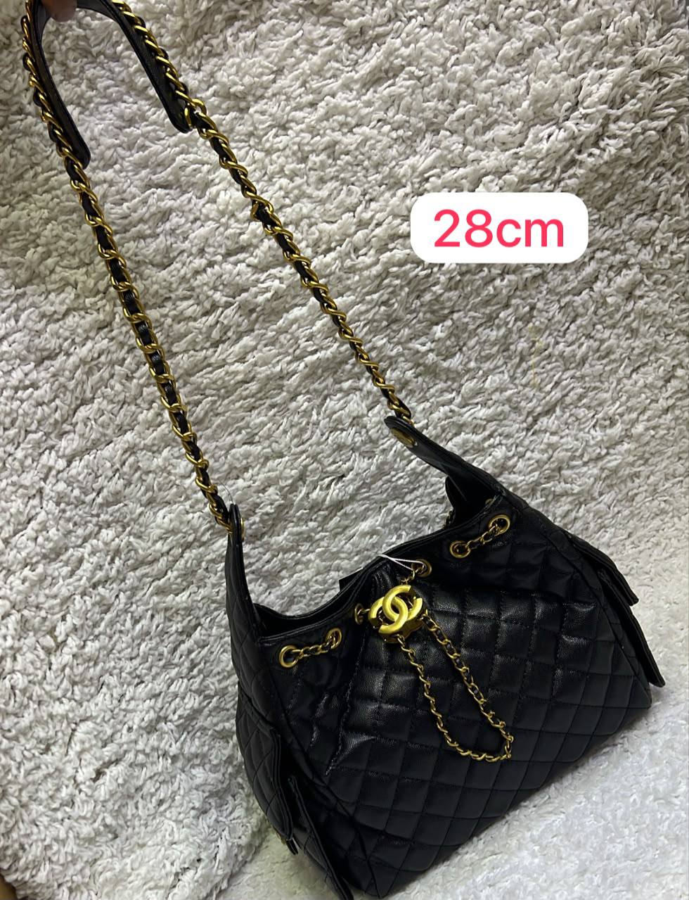 Chanel 
28cm 
with box 
120 dhs✅

Zain168
♥️♥️♥️