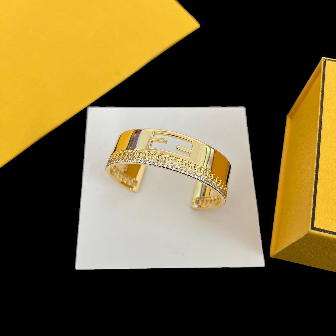FENDI BANGLE
MASTER 
60 DHS✅
WITH BOX AND PAPER BAG🛍️🎁

Zain89
♥️♥️♥️