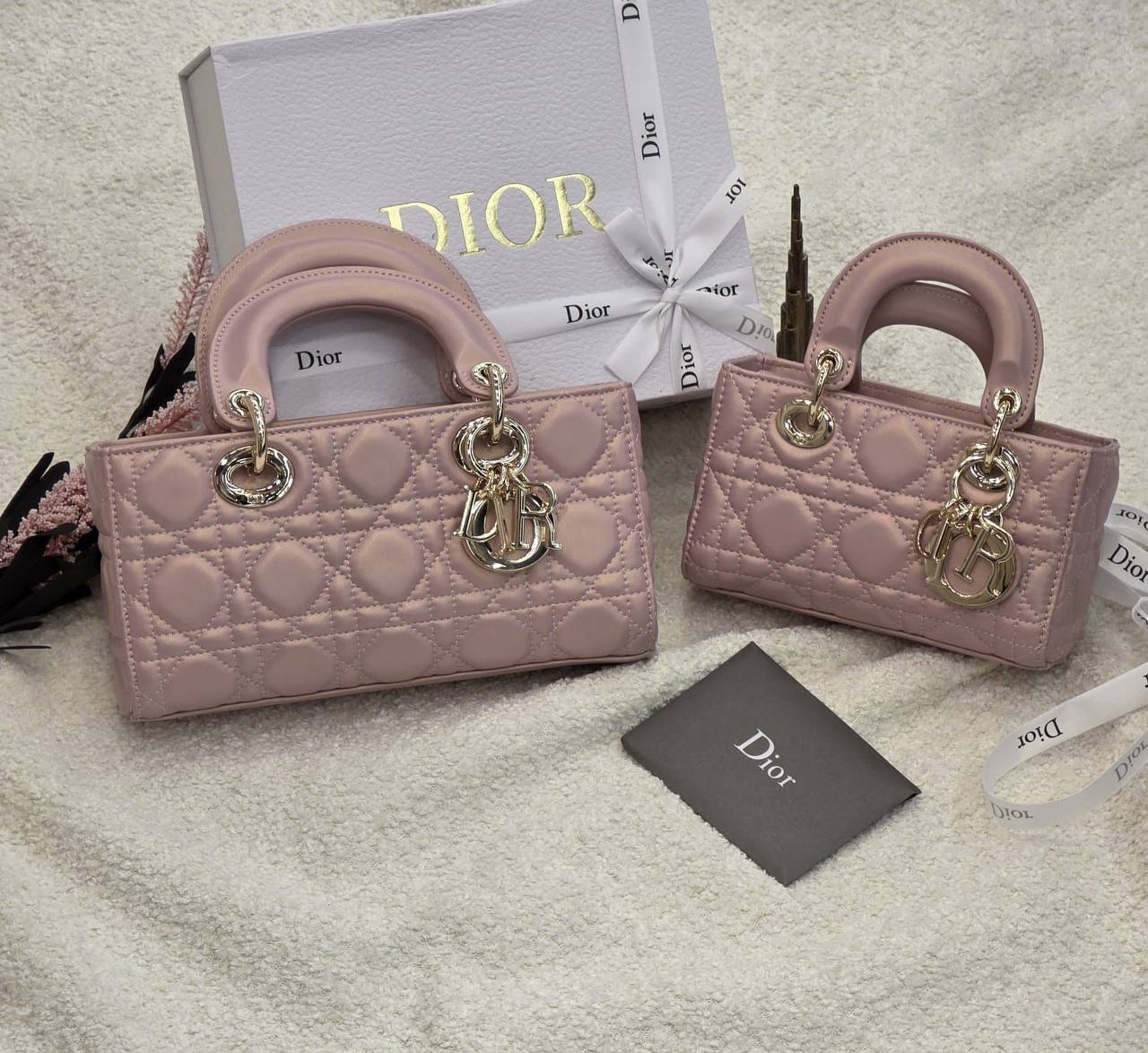 Dior 
Master🌺🌺
    17Cm 250 dhs💛
    22Cm 290 dhs💛
With Box Quality

Zain131
♥️♥️♥️