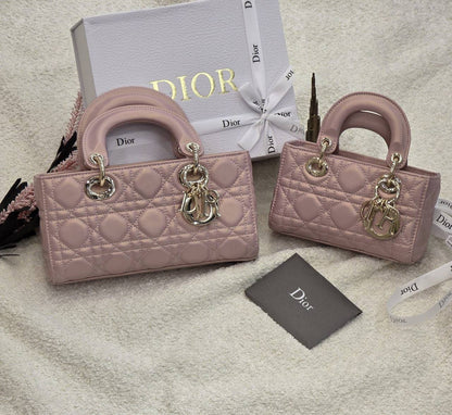 Dior 
Master🌺🌺
    17Cm 250 dhs💛
    22Cm 290 dhs💛
With Box Quality

Zain131
♥️♥️♥️