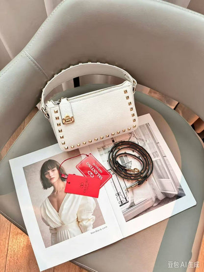 Valentino 

115 dhs🇦🇪🇦🇪

with box
size 21×7×12cm

high quality

Zain42
♥️♥️