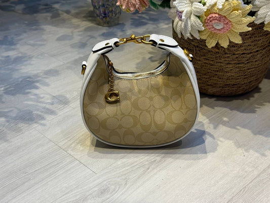 COACH 
20cm

95 dhs🪙

with box
🎁🎁🎁

Zain44
Zain254
♥️♥️♥️