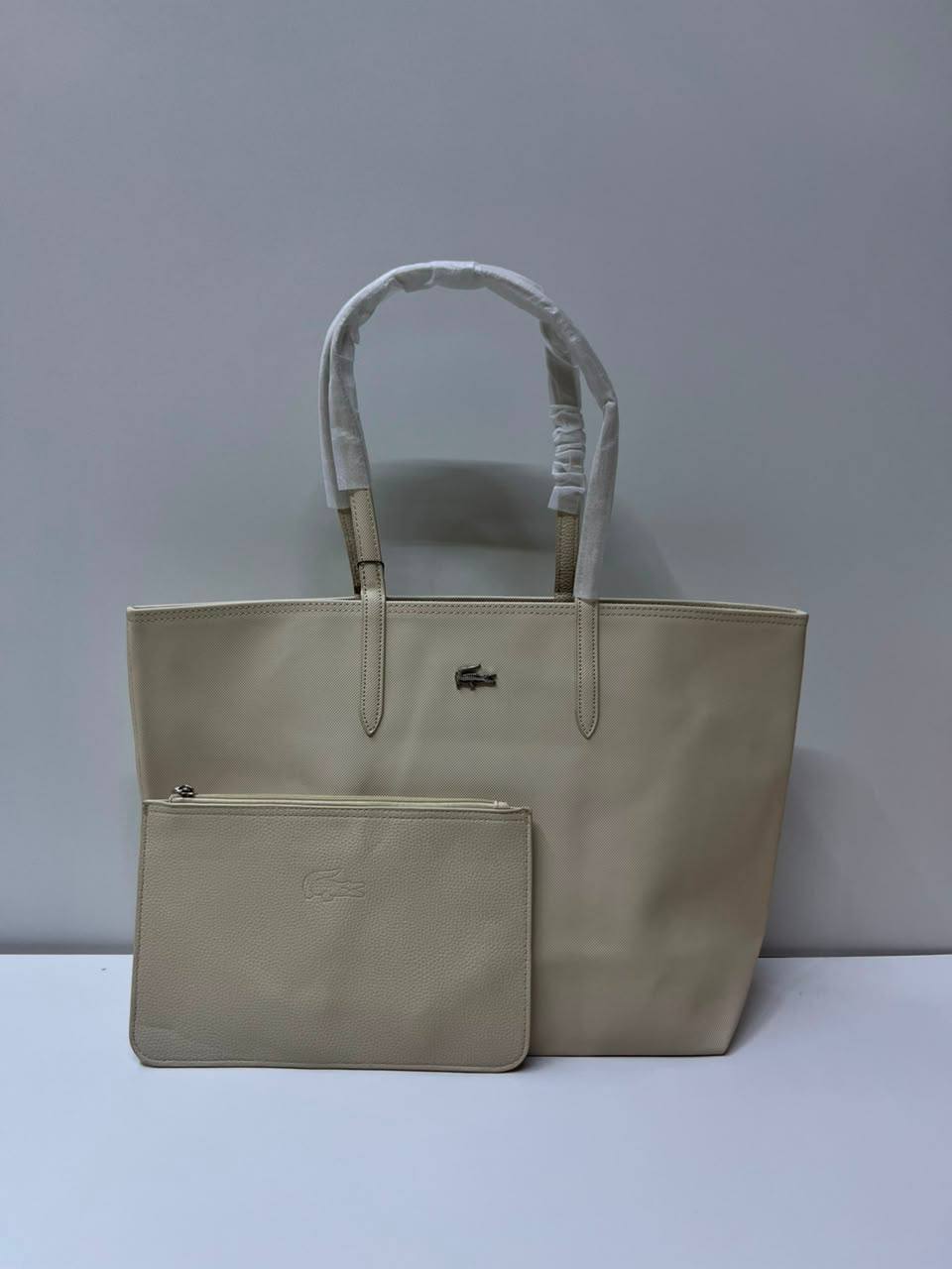 Lacoste 
75 dhs💓
size 47×13×28cm

Zain42
♥️♥️♥️