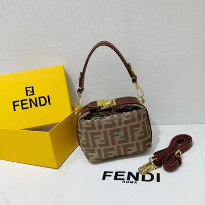 Fendi

85 dhs🪙💕

with box
🎁🎁🎁

Zain143
♥️♥️♥️