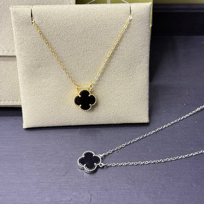 VCA ❤️‍🔥*
Necklace ✨
Stainless Steel 💯
With black boxes 📦 
20 dhs💓
With normal boxes 🗃️ 
And paper bag🛍️
30 dhs💓

Zain216
♥️♥️♥️