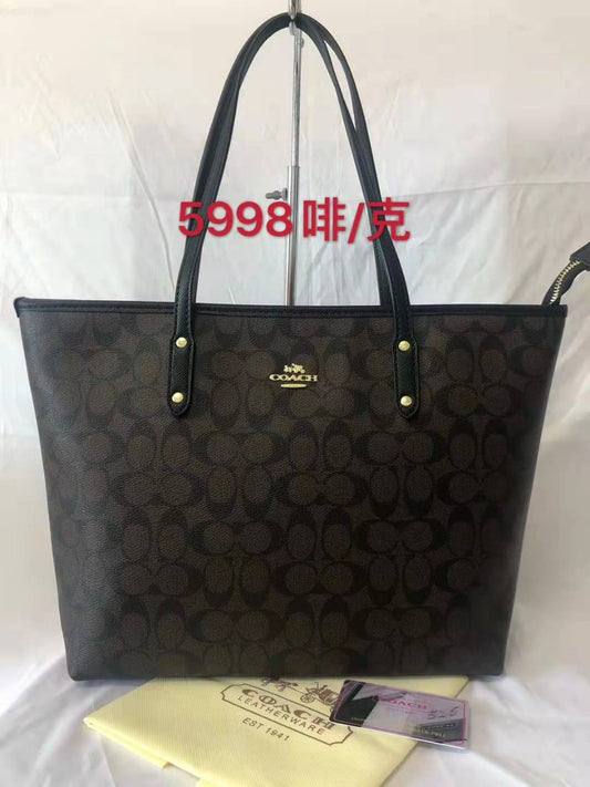 Coach
85 dhs❣️ 
high quality  41cm

Zain26
♥️♥️♥️