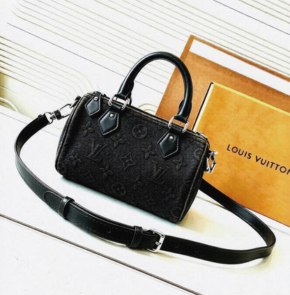 LV SPEEDY MINI SIZE GOOD QUALITY WITH BOX 
100 dhs🇦🇪🇦🇪
Size:16cm

Zain195
♥️♥️♥️