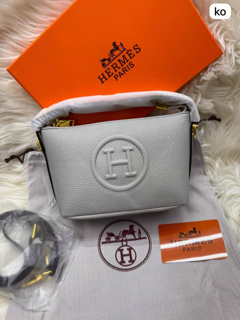 Hermes Brac
size : 17.5 * 13 * 8.5 cm
80 dhs🪙🖤

with box 🎁

Zain115
♥️♥️♥️