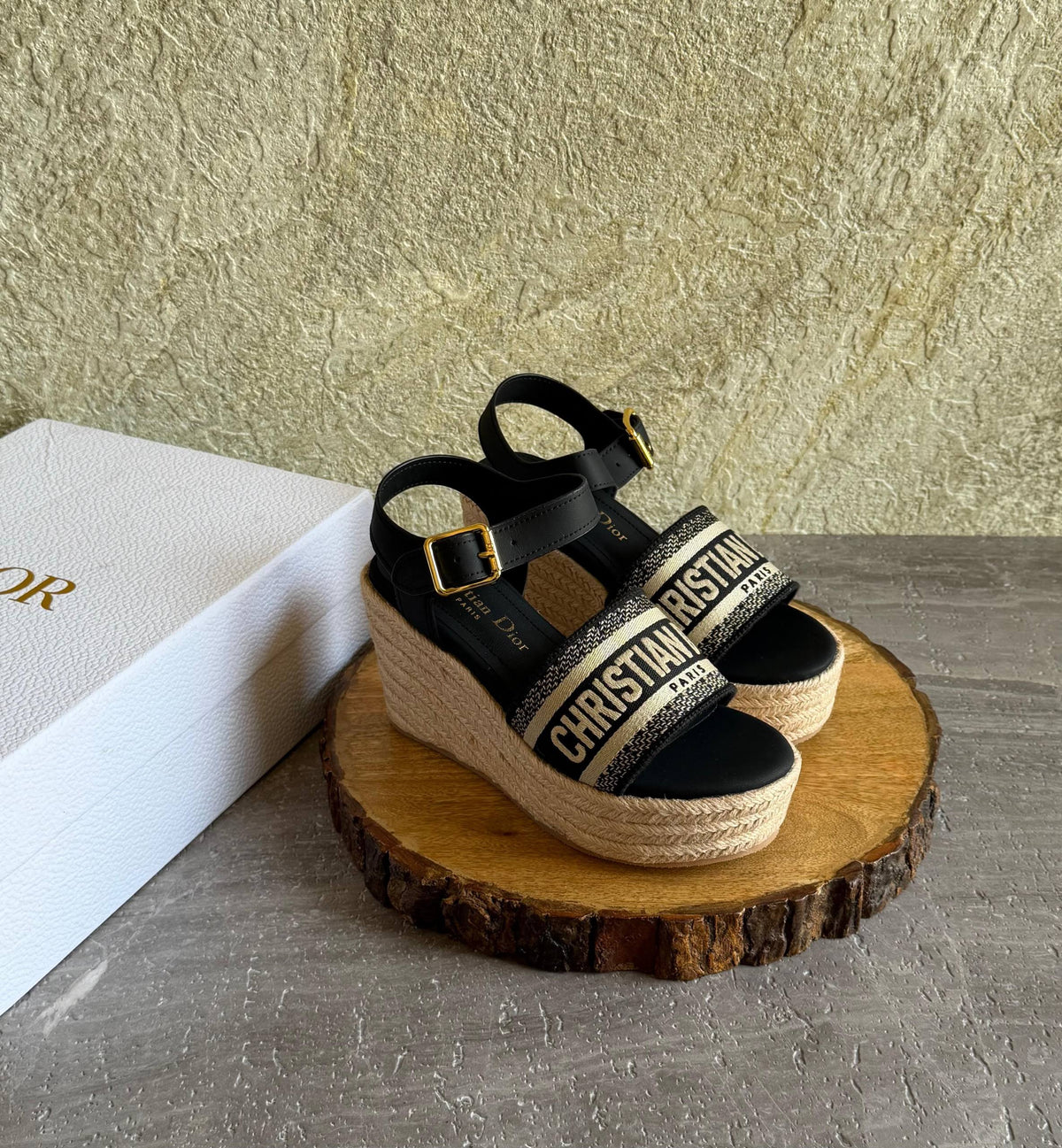 DIOR 
SuperMaster Quality 💯
560 dhs🇦🇪🇦🇪

Size: 36-41💥

Zain171
♥️♥️♥️