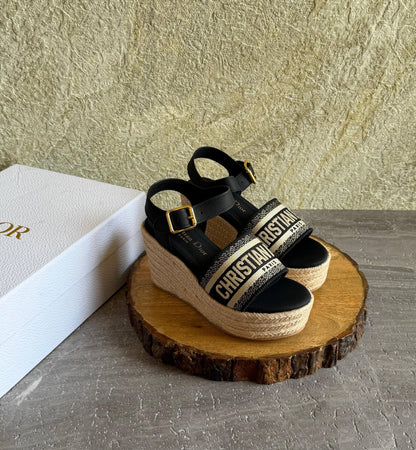 DIOR 
SuperMaster Quality 💯
560 dhs🇦🇪🇦🇪

Size: 36-41💥

Zain171
♥️♥️♥️