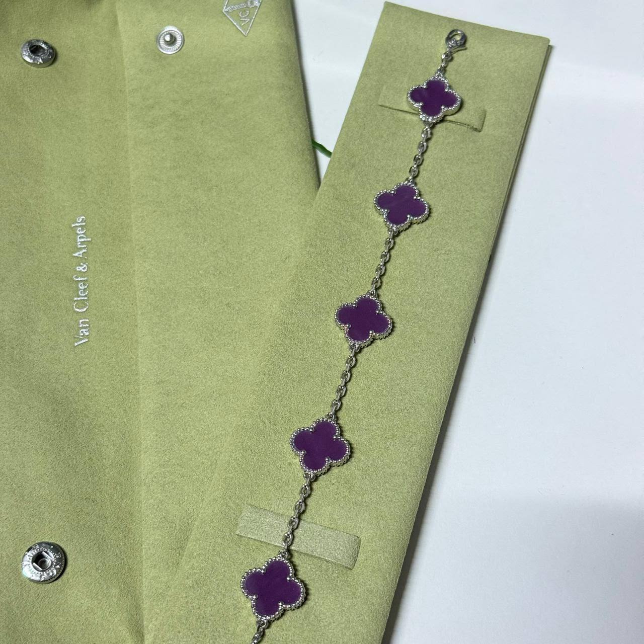 VCA 
Bracelet 🦋
Master quality 💯
With normal boxes 🗃️ 
75 dhs✅

With master box 📦 
120 dhs✅

Zain216
♥️♥️♥️