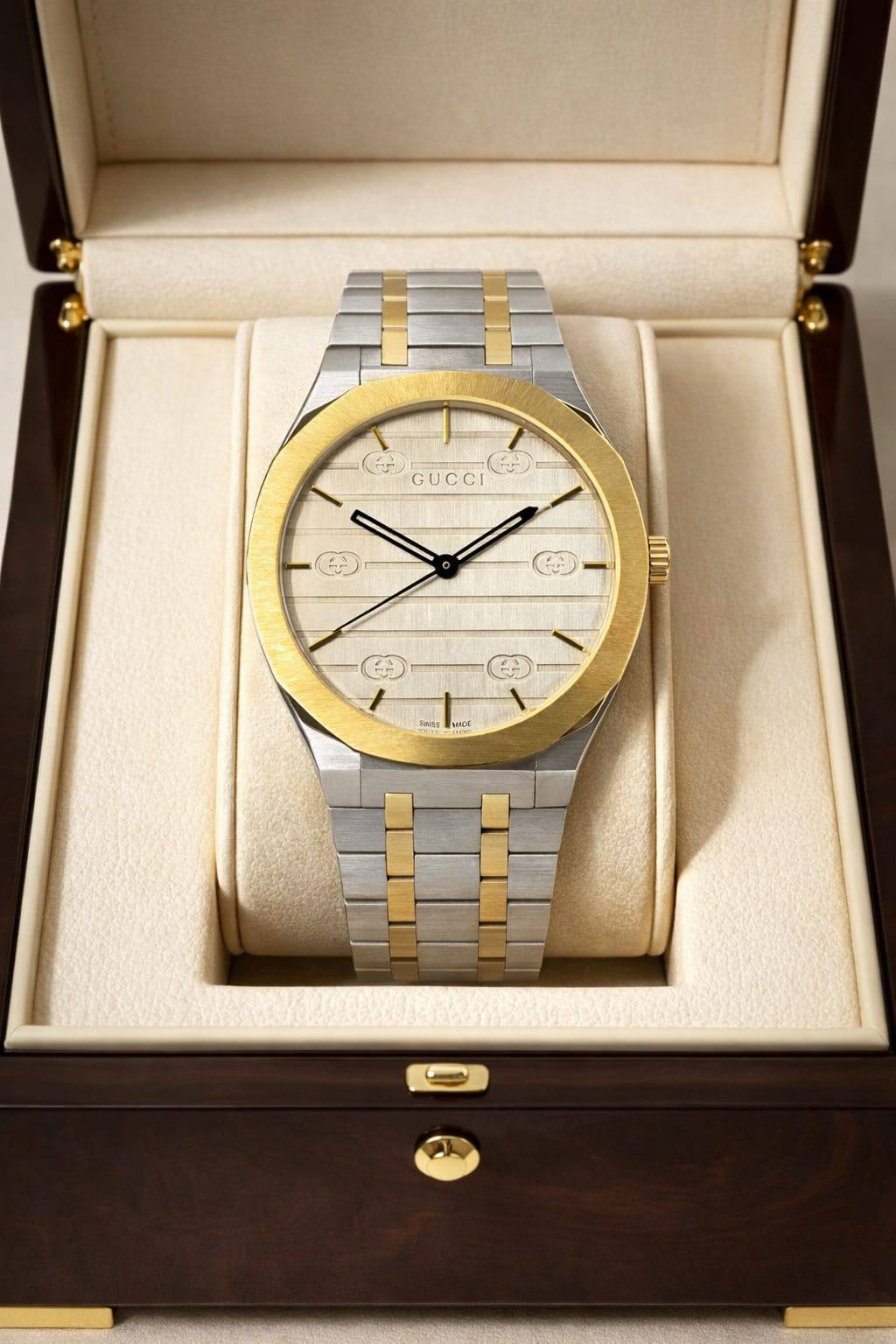 Gucci watch for men 
good quality 
230 dhs❣️

Zain59
♥️♥️♥️
