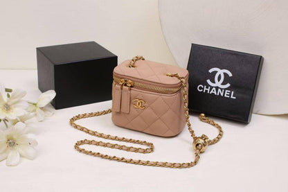 CHANEL 

NEW CAME GOOD QUALITY 
WITH BOX  
🎁🎁🎁

90 dhs🌺

SIZE: 12cm

Zain39
♥️♥️♥️