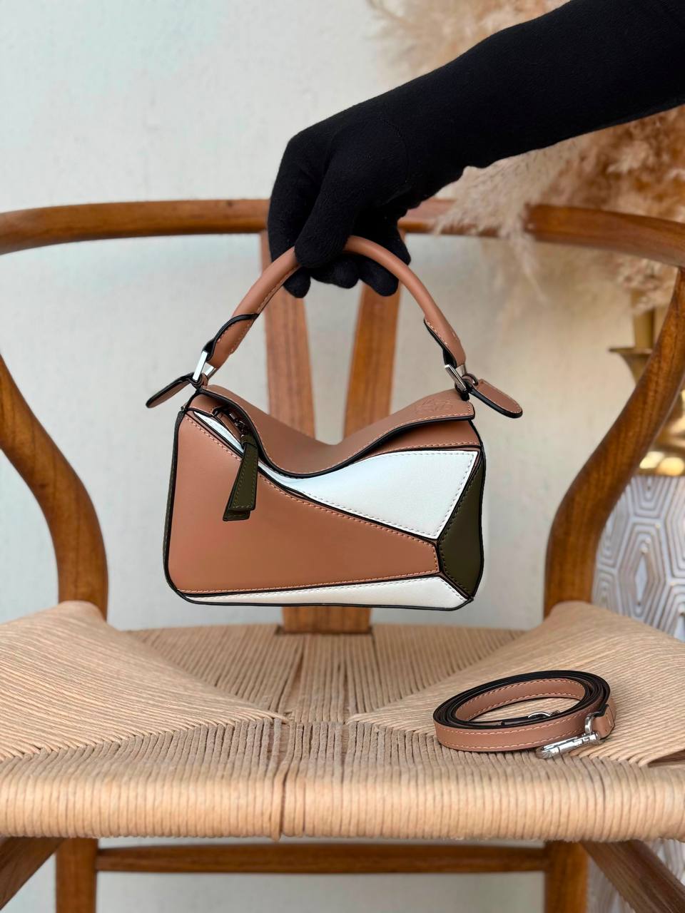 LOEWE
18cm
320 dhs🇦🇪🇦🇪
Top quality 
With box🎁

Zain167
♥️♥️♥️