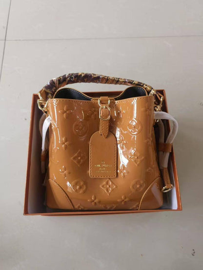 Bucket bag
Good quality 
110 dhs💓
With box 📦

Zain70
♥️♥️♥️