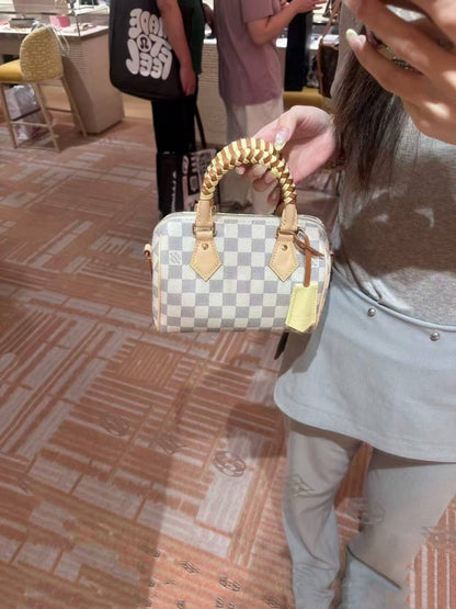 LV
 SPEEDY NEW DESIGN MASTER QUALITY 
WITH BOX 
240 dhs✅
20CM

Zain295
♥️♥️♥️