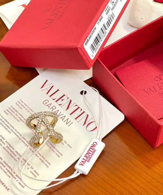 Valentino Ring* 💍
Adjustable size
Master quality 

55 dhs🪙💕
Normal box
🎁🎁🎁

Zain48
♥️♥️♥️